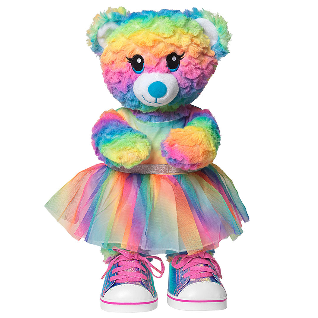 Regenbogen-Bär im Kleid und Schuhen