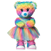 Regenbogen-Bär im Kleid und Schuhen